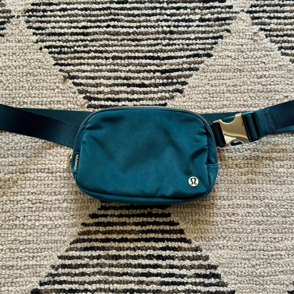 Lululemon Everywhere Belt Bag green jasper/gold in velour 1L - Picture 2 of 12